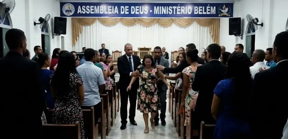 Mulher é socorrida durante culto na Assembleia de Deus