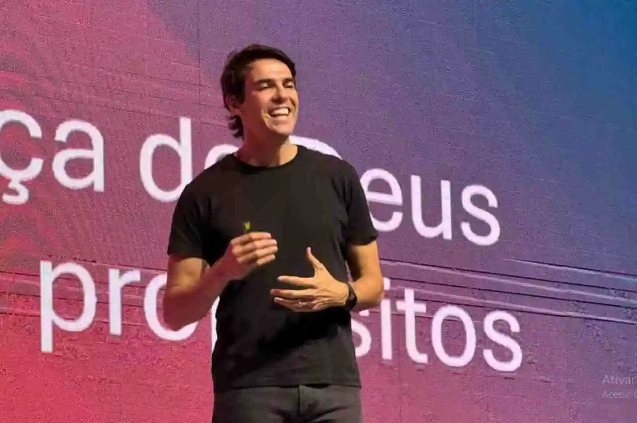 Kaká emociona multidão com testemunho de fé em igreja de Sorocaba