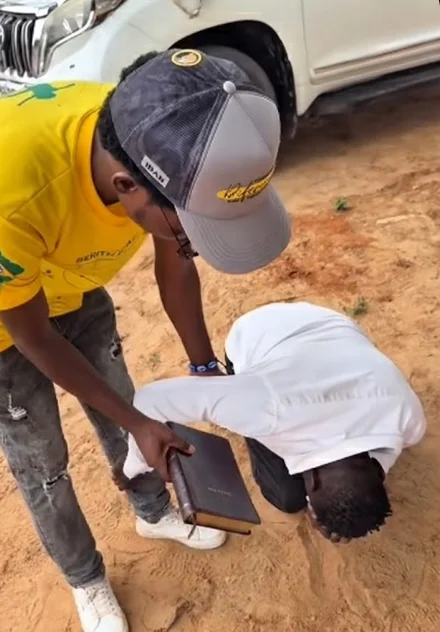 Obreiro angolano chora ao ganhar Bíblia de estudo em missão