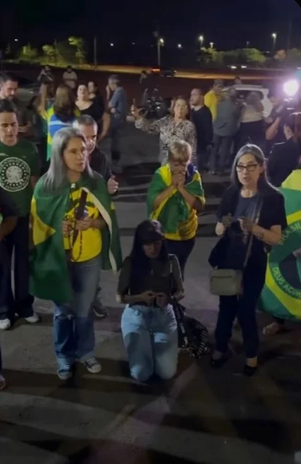 Apoiadores de Bolsonaro fazem vigília com oração pela libertação