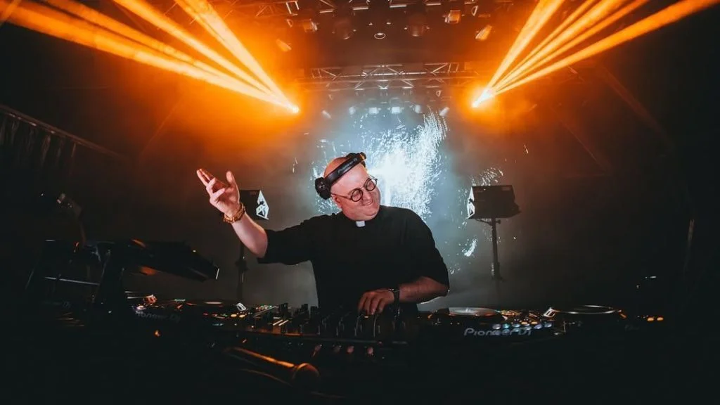 Padre DJ faz rave em catedral com bênção do Papa