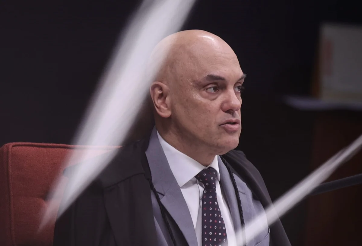 Conselheiro de Trump envia recado a Moraes após prisão de Bolsonaro