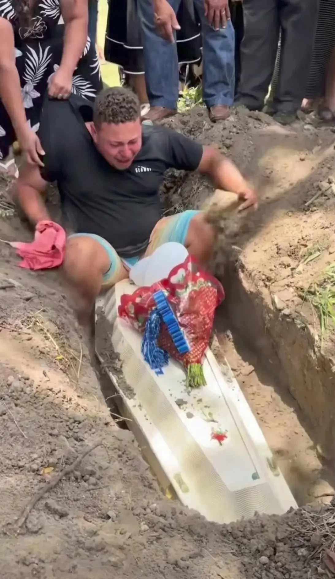 Pai entra em cova durante enterro de filho de 3 anos em João Pessoa