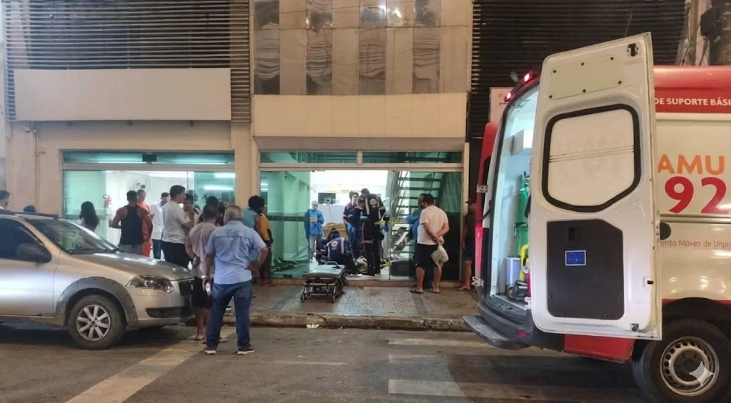 Pastor sofre descarga elétrica e cai de 7 metros em igreja