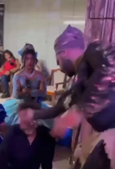 Pai de santo agride médium durante ritual em vídeo que viraliza