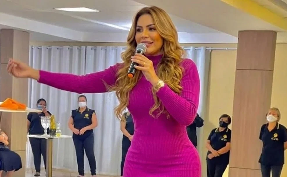 Pastora gera polêmica ao usar saia curta durante culto evangélico