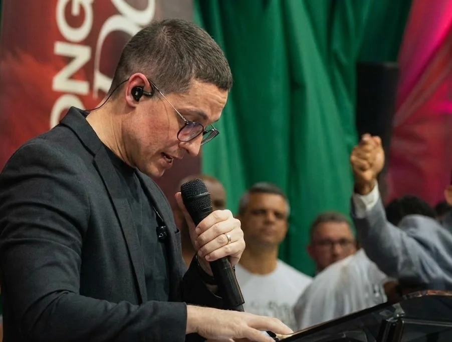 O que levou o profeta a ser expulso ao criticar comercialização do evangelho em culto com Jefferson