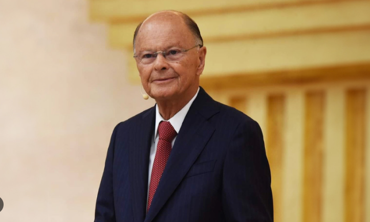 Bispo Edir Macedo, sério, de terno escuro, em foto de arquivo, em meio a investigação de suposta fraude no banco Digimais.