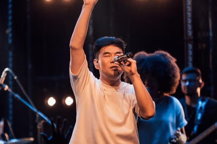 Juliano Son se apresenta em evento gospel gratuito em Barra Velha neste sábado