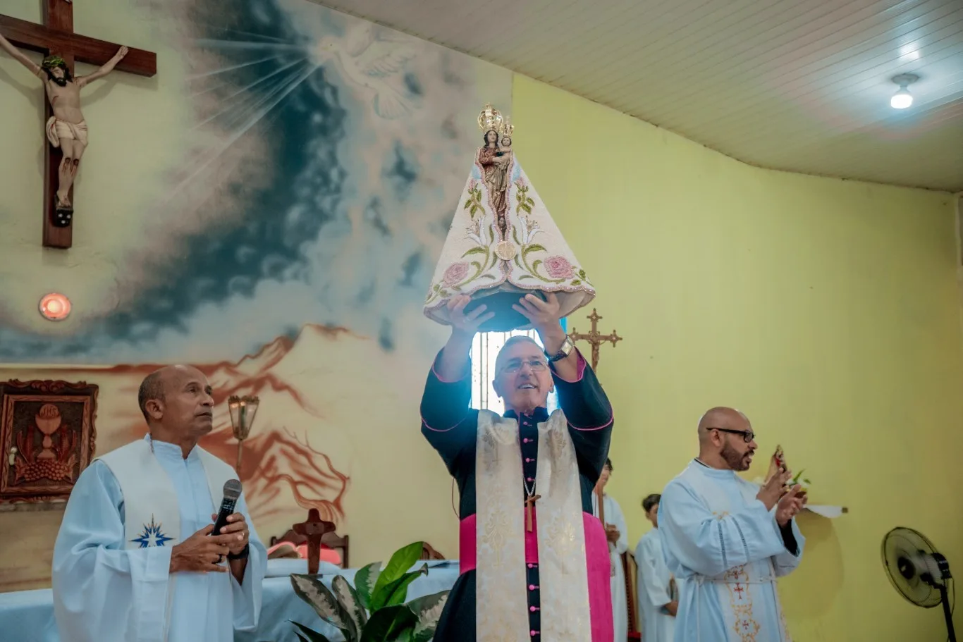 Fiéis católicos em oração e adoração durante Noite de Louvor na Igreja Cristo Salvador, em Santarém, com Santíssimo Sacrament