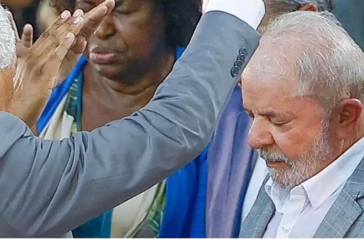 Josi Flora, pré-candidata do PL, fala ao celular em frente a igreja evangélica na Bahia, com expressão séria.
