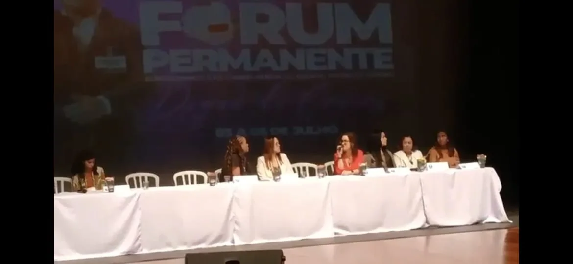 Promotora do MP-RJ interrompe orador que mencionava Deus em evento público no Rio, com mesa de autoridades e plateia constran