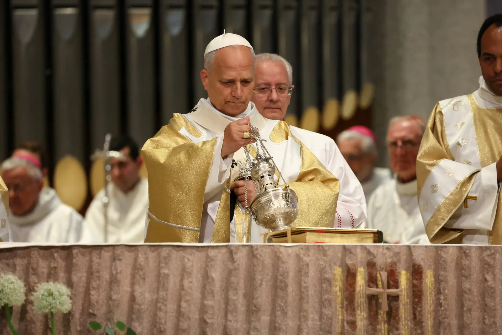 Fiéis saindo da Igreja da Fraternidade Sacerdotal São Pio X no Ipiranga, São Paulo, após missa em latim, com padre de batina 