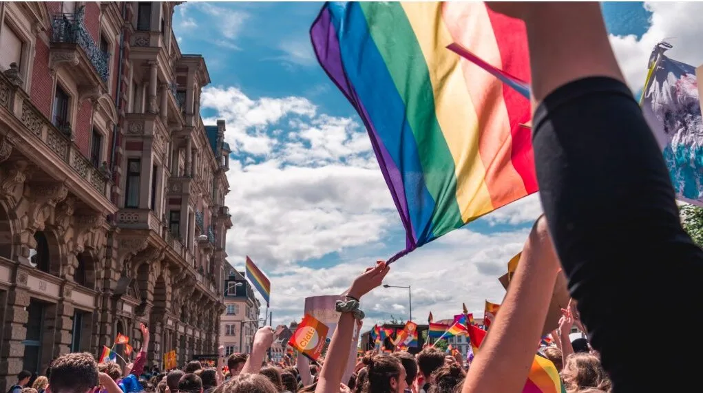 Teologia queer, cristianismo(s) e pessoas LGBTQIAPN+
