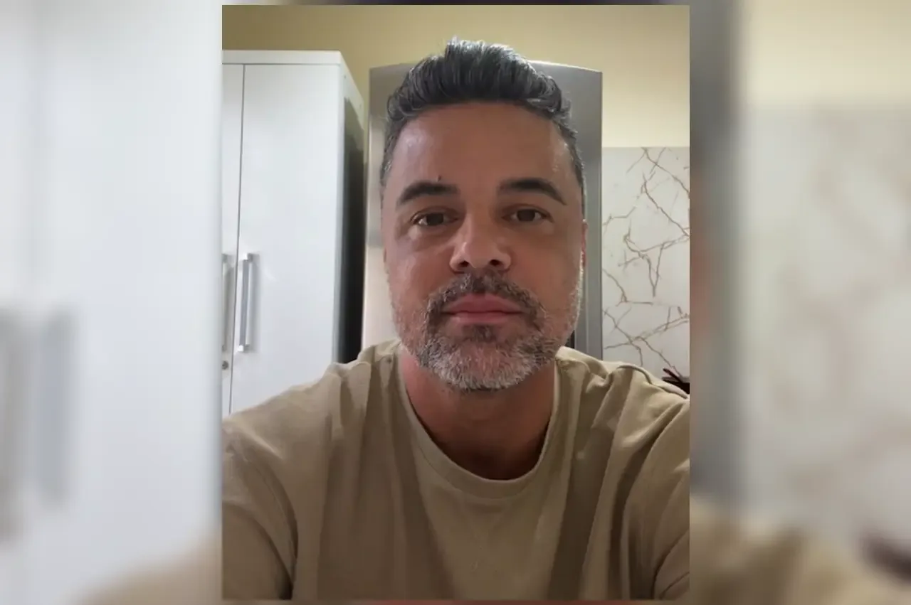 Davi Passamani, pastor e cantor gospel, com expressão séria em estúdio ou palco, segurando microfone ou em oração, fundo neut