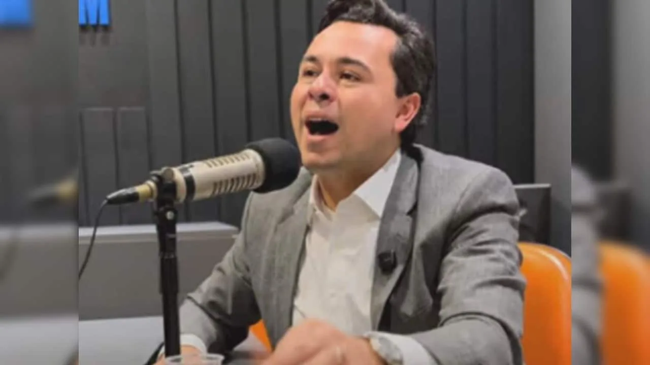 Pastor evangélico prega com Bíblia aberta em púlpito de igreja, em meio a polêmica sobre fake news de PL da misoginia.