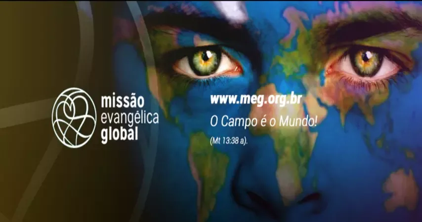 Pastor Anísio do Nascimento fala ao microfone em evento missionário, com mapa-múndi ao fundo e pessoas orando, destacando o M