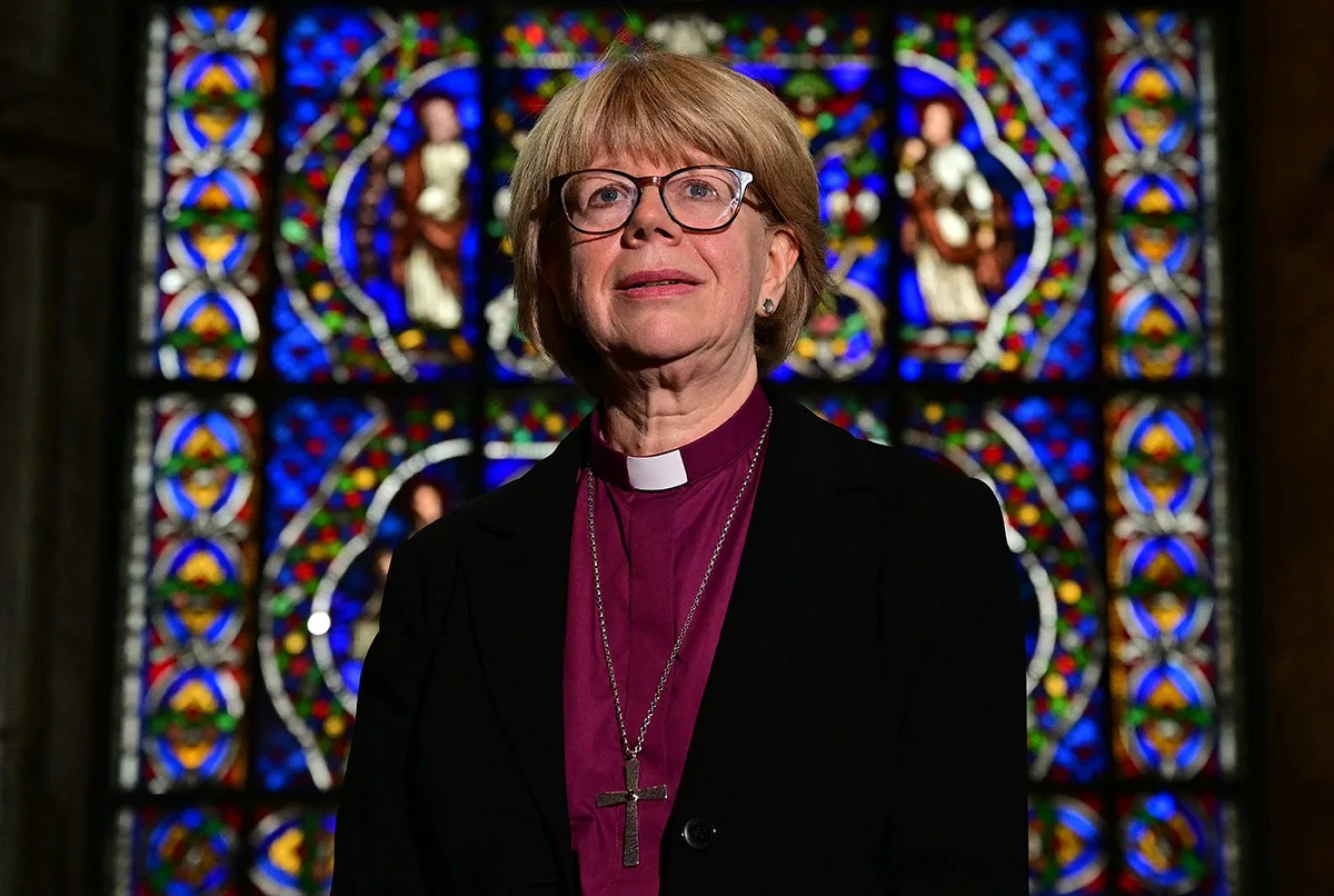 Arcebispos de Canterbury e York em reunião séria no Sínodo Geral da Igreja Anglicana em Londres, após aprovarem evento ex-gay