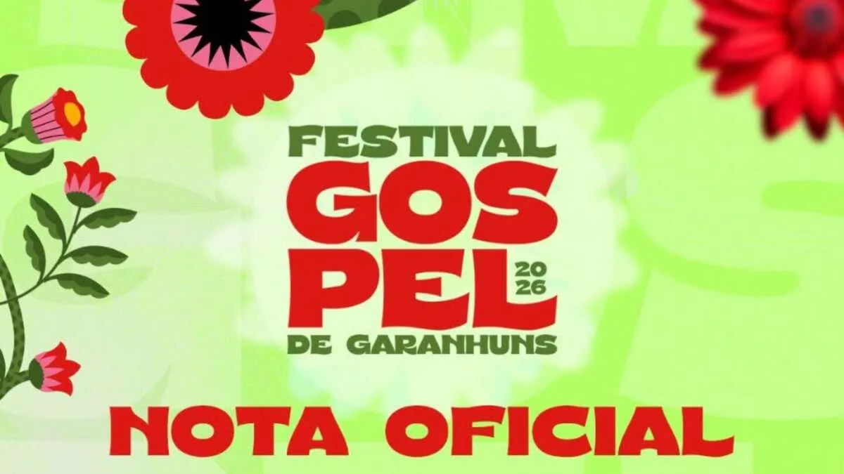 Palco do Festival Gospel de Garanhuns com equipamentos de som e luz, plateia parcialmente visível e banner do evento ao fundo