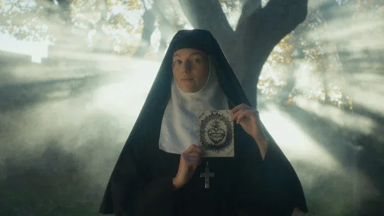 Cena do documentário 'O Sagrado Coração de Jesus' com imagem do Sagrado Coração e fiéis em paróquia.