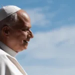 Professor Felipe Aquino em estúdio com livros ao fundo, segurando a Dei Verbum e falando ao microfone sobre a renovação da fé