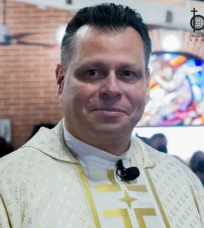 Padre Ricardo Guillén, diretor das POM Venezuela, distribui ajuda humanitária a vítimas dos terremotos em comunidade afetada.