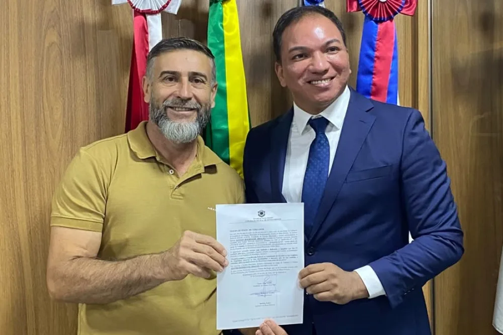 Afonso Aragão, de terno e gravata, em pé no plenário da Câmara de Rondonópolis durante primeira sessão ordinária.