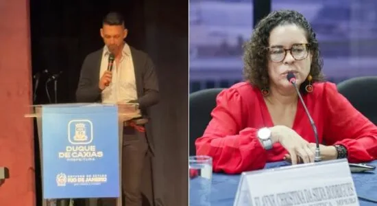 Promotora Elayne Rodrigues em evento de conselheiros tutelares, com expressão séria, em meio a polêmica sobre poema com mençã