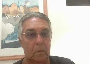 Pastor em púlpito com Bíblia aberta em igreja evangélica lotada de fiéis, destacando debate sobre isenção tributária religios
