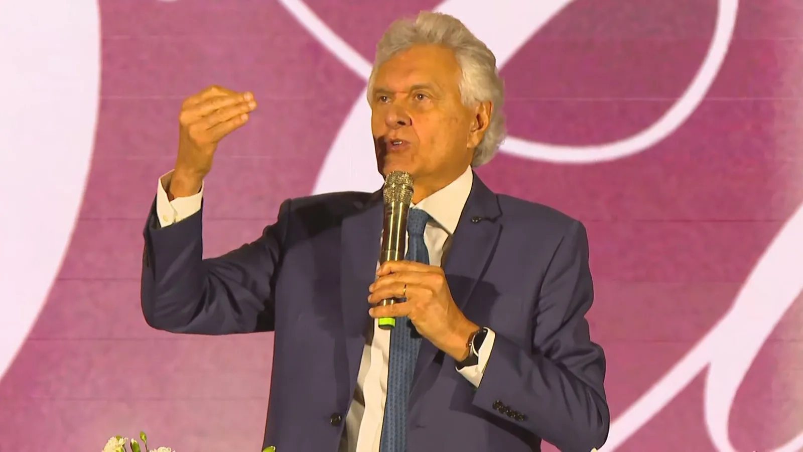Ronaldo Caiado discursa em palco do Congresso da Cibem, no Rio, com mulheres evangélicas na plateia.