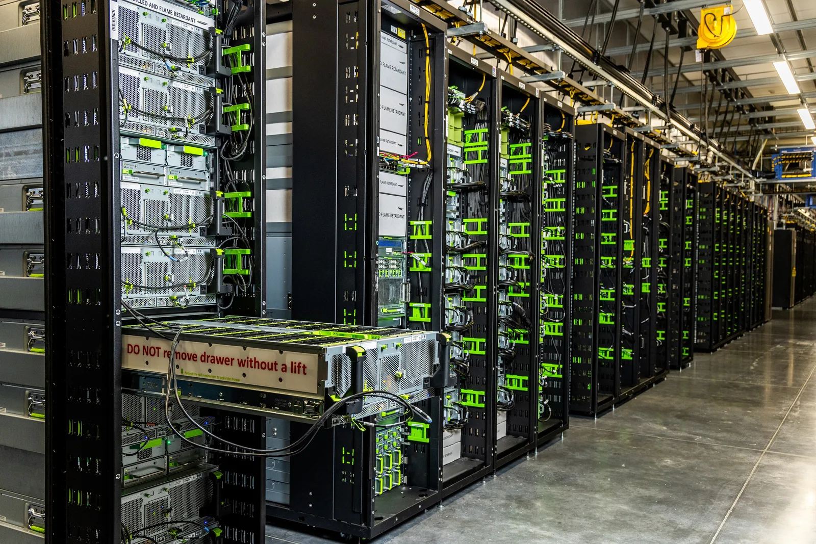 Vista aérea de data center com painéis solares e bandeira dos EUA, ilustrando disputa por megacontratos de IA entre estados a