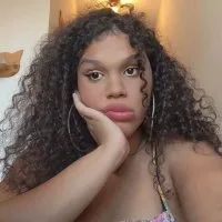 Influenciadora cristã Brenda sorri segurando celular em pose natural, fundo neutro, tema debate sobre leis brasileiras.