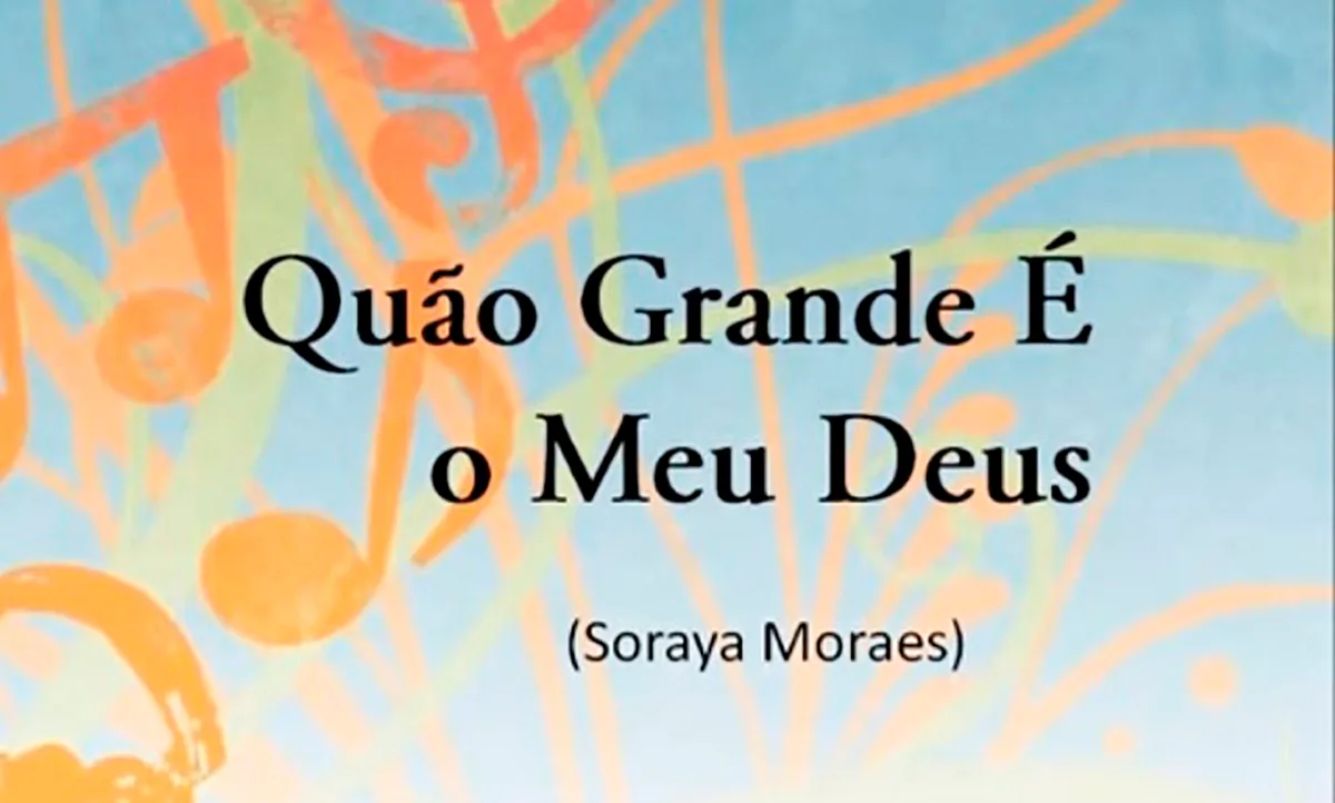 Soraya Moraes canta 'Quão Grande É o Meu Deus' em clipe da Memory Line, com microfone e expressão de adoração em palco gospel