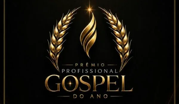 Cerimônia do Prêmio Profissional Gospel do Ano em São Paulo, com palco iluminado, plateia de artistas e produtores, e troféu 