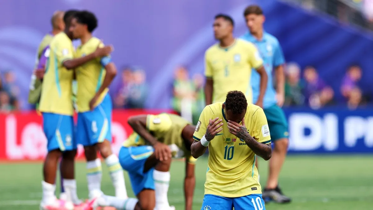 Jogador da seleção brasileira em oração em campo, enquanto artigo polêmico associa fracasso esportivo ao avanço evangélico.