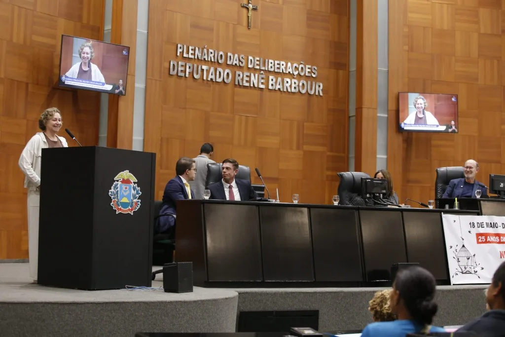 Juiz e líderes de igreja evangélica reunidos em Rondonópolis para discutir justiça restaurativa e mediação de conflitos.