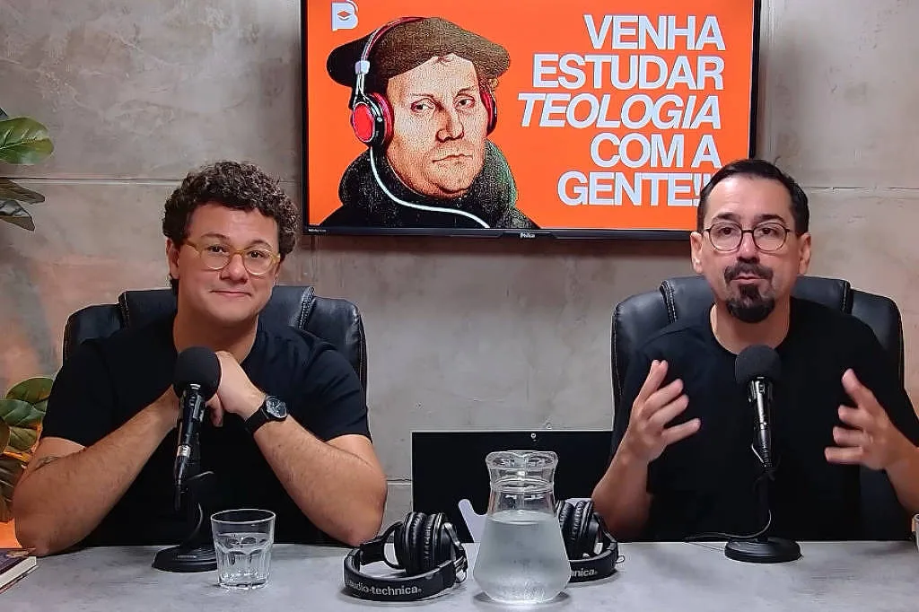 Pastor Rodrigo Bibo em entrevista com livros ao fundo, abordando transparência financeira na igreja e critérios bíblicos para