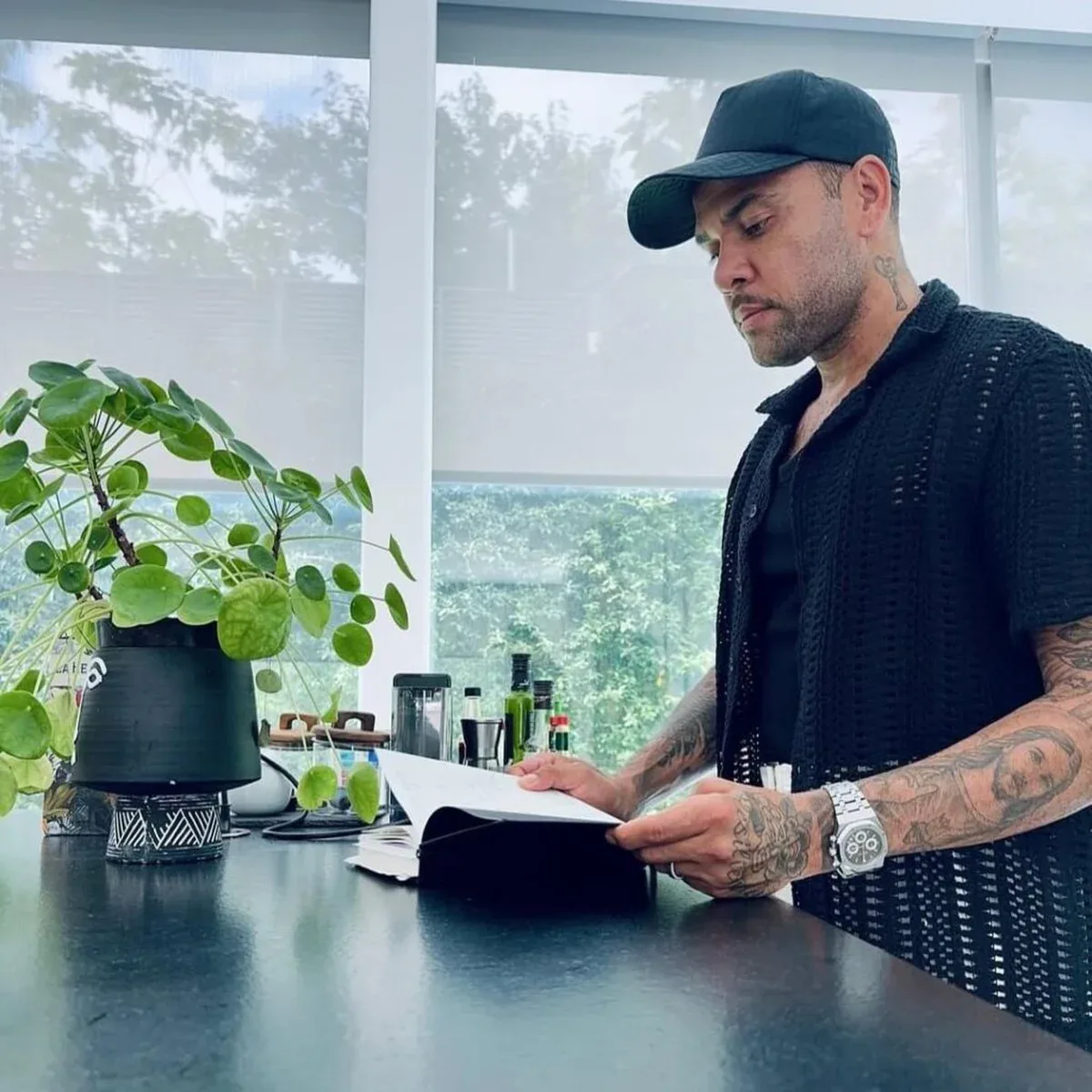Ex-jogador Daniel Alves se prepara para se tornar Pastor Evangélico - GP1