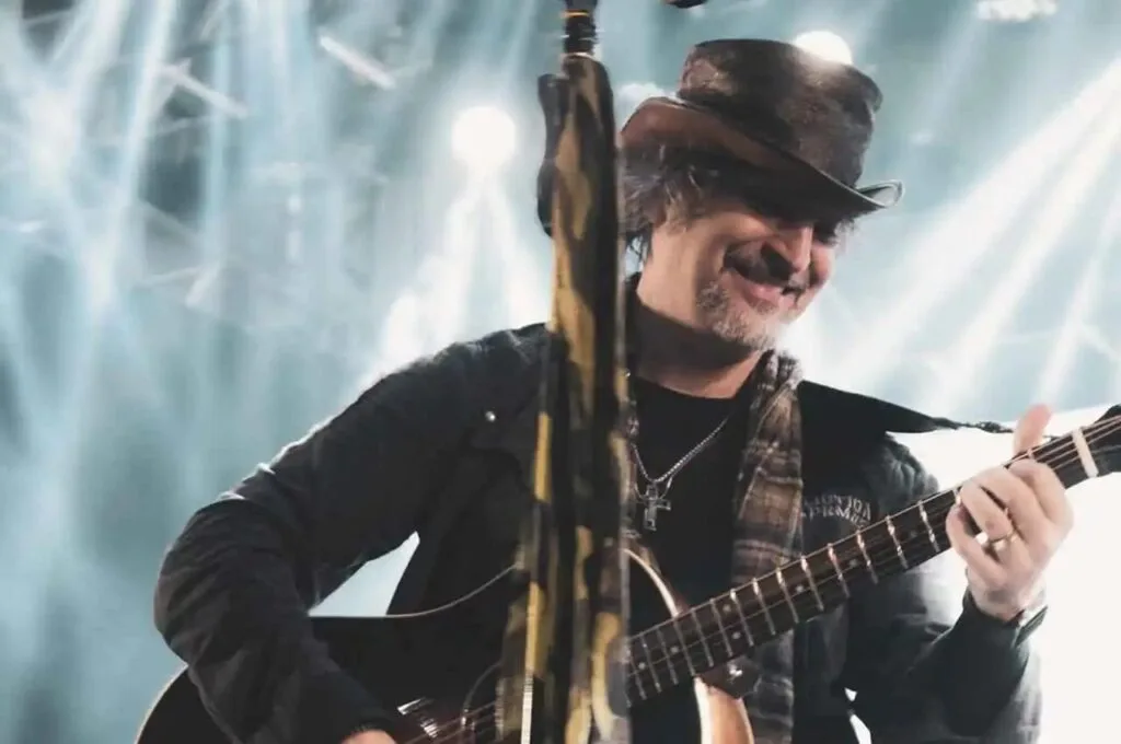 Cantor PG se apresenta no palco da Expo Gospel Brasília em Samambaia, com microfone e luzes coloridas, diante do público.