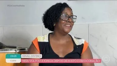Participantes do FIRE Podcast cantam versão gospel do Rap das Lembranças em estúdio no Rio, com plateia animada.