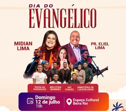 Cantora gospel Midian Lima se apresenta no palco durante evento do Dia do Evangélico em Porto Nacional, com público e bandeir
