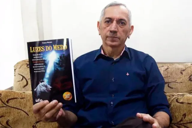 Pastor Carlos Mendes fala ao microfone no púlpito durante congresso sobre prevenção de abusos e pastoral do surdo no Panamá, 