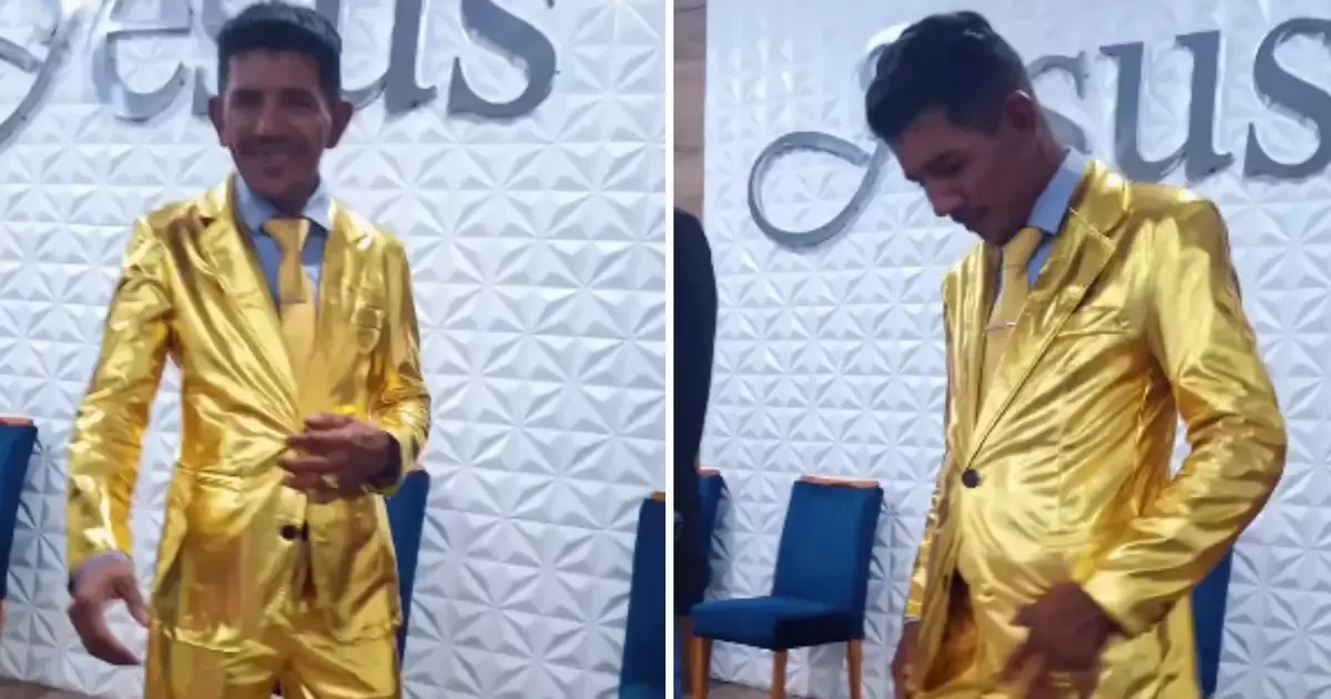 Pastor Genésio Paiva de Araújo vestido inteiramente de dourado (terno, calça, sapatos e óculos dourados) durante um culto em 