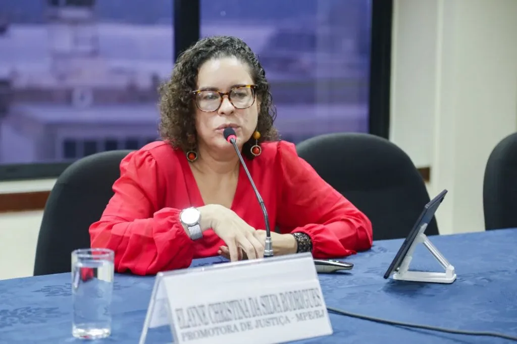Sede da OAB-RJ no Rio de Janeiro, com placa da entidade e bandeiras, em foto institucional ou fachada do prédio