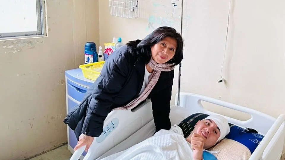 Após 18 dias em coma e duas paradas cardíacas, equatoriano troca boates por louvor: 'Vida nova'