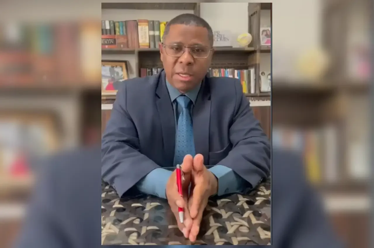 Pastor critica líderes evangélicos que condenam política mas lucram com governo