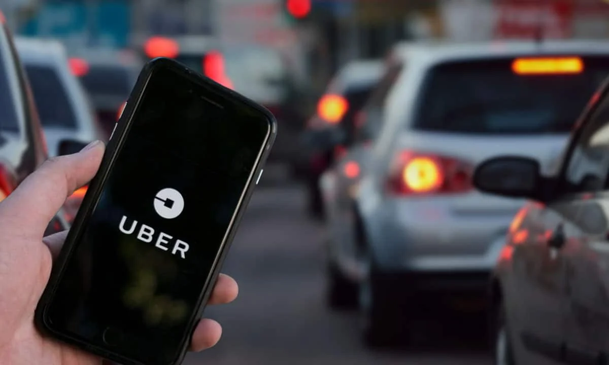 Uber paga até 30% menos aos motoristas em 2025 enquanto lucra como nunca