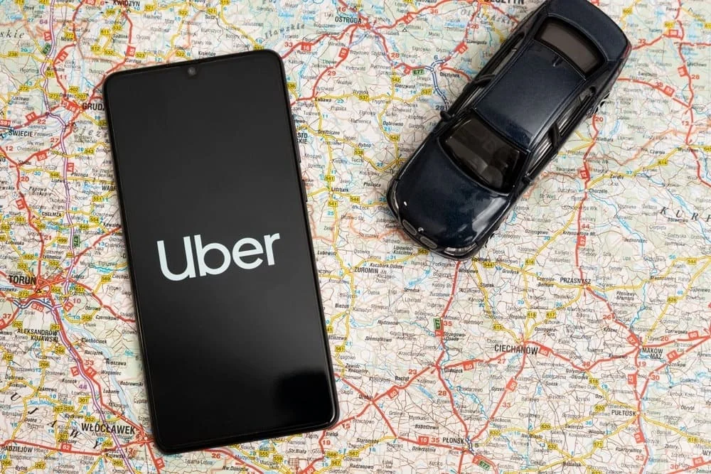Motoristas de Uber enfrentam desafios na busca por direitos trabalhistas