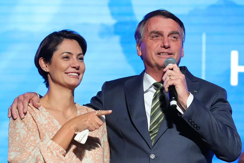 Michelle Bolsonaro retorna a Brasília, mostra apoio ao marido preso e fala em “guerra espiritual” após decisão do STF
