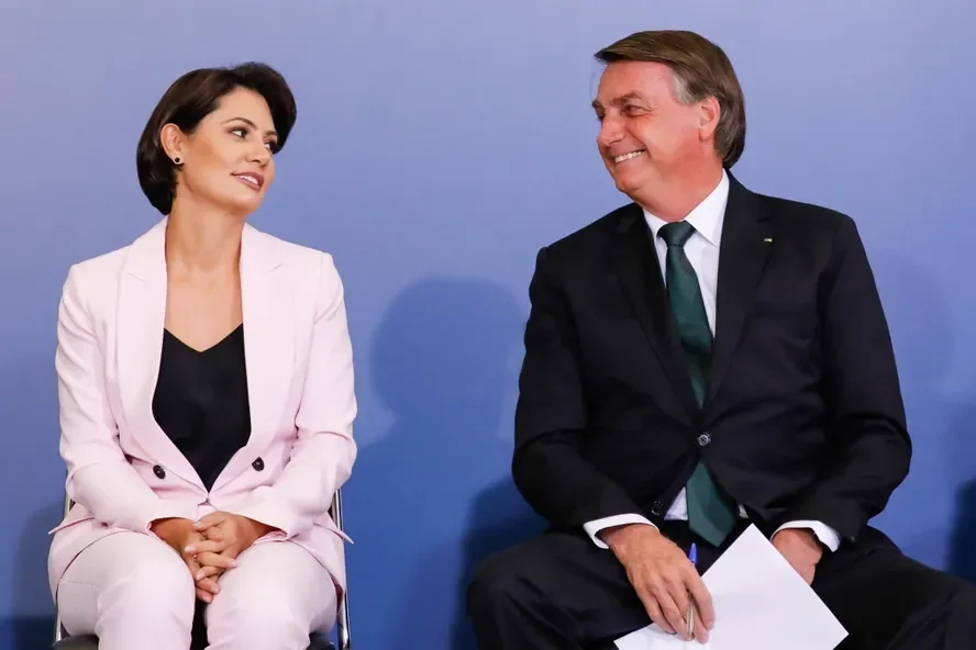Defesa de Bolsonaro pede nova visita de Michelle à PF